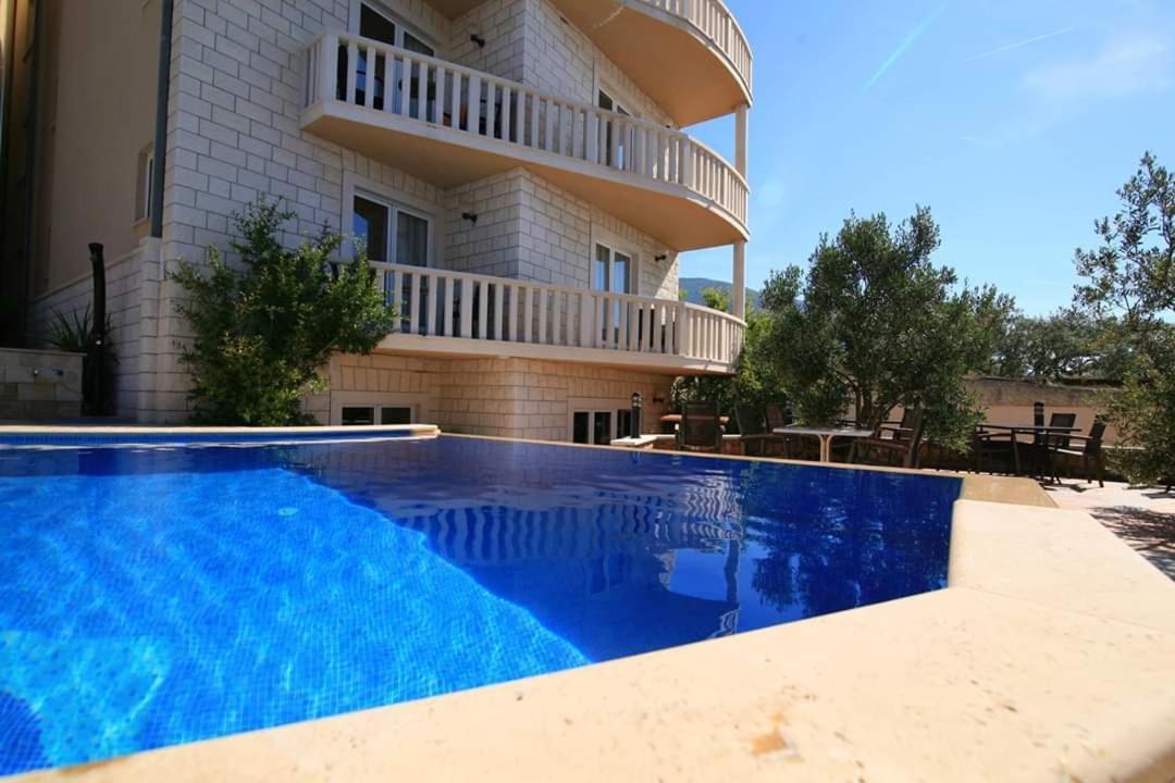 Hotel Villa Dzamonja 볼 외부 사진